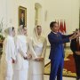 Diajak Swafoto Tiga Putri Raja Nan Cantik, Begini Ekspresi Jokowi