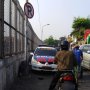 Langgar Rambu Larangan Parkir, Mobil Patroli Ini Tuai Respons Sinis
