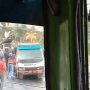 Tersangkut di Perlintasan KA Banyumas, Evakuasi Truk Ini Bikin Deg-degan