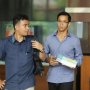 Usai Diperiksa KPK, Putra Setnov Tenteng Sekotak Nasi Padang