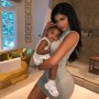 Belum Genap 2 Tahun, Stormi Webster Sudah Tertarik pada Makeup