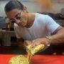 Mewah, Chef Nusret 'Salt Bae' Giling Daging Berlapis Emas 24 Karat