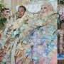 Berkalung Uang Dolar dan Rupiah, Foto Pengantin Ini Viral