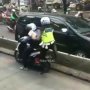 Tak Biasa, Aksi Polisi Menindak Pemotor di Busway Ini Bikin Ngakak