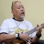 Gaya Indro Warkop Mainkan Lagu 'Nyanyian Kode' Dengan Ukulele