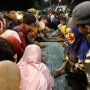 Berharap Berkah, Warga Berebut Air Bekas Jamasan Pusaka Pura Mangkunegaran