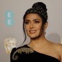 Usia 53, Salma Hayek Pamer Tubuh Aduhai di Pantai