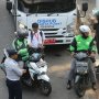 Tak Terima Diusir Dishub karena Parkir Sembarangan, Ojol Keroyok Petugas