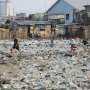 Miris, Anak-anak Kampung Bengek Bermain di Atas Lautan Sampah