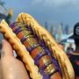 Anti Mainstream, Hot Dog Ini Bertabur Gliter dan Saus Warna Ungu