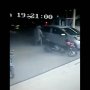 Terekam CCTV, Aksi Wanita Misterius Gores Mobil di Parkiran