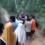 Akibat Jalan Rusak, Ibu Hamil Kehilangan Bayinya Saat Ditandu ke Puskesmas