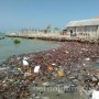 Pantai Camplong Diserbu Sampah, DLH Sampang Kelimpungan