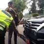 Mobil Dinas Anggota DPRD Sumbar Kena Tilang, Pakai Pelat Palsu 3 Lapis