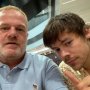 Swafoto Bareng Penggemar, Gaya Rambut Harry Styles Bikin Pangling