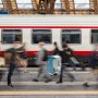 Kasihan tapi Ngakak, Orang Ini Tak Sengaja Terbentur Papan di Kereta