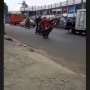 Viral Pemotor Mirip Emak-emak Standing di Depan Polantas, Kok Bisa?