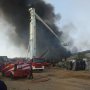 Gudang Spare Part Terbakar di Margomulyo, Warga Dobrak Gerbang Pabrik