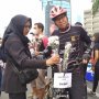 Tolak RUU, Pegawai KPK Bagi-bagi Mawar Putih di Car Free Day