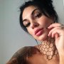 Potret Liburan Selebgram Seksi yang Populer Berkat Tato Sarang Lebah