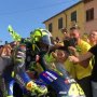 Nggak Nyantai, Valentino Rossi Geber Motornya di Tengah Kerumunan Massa
