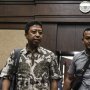 Ekspresi  Romahurmuziy saat Jalani Sidang Perdana