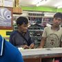 Demi Sepatu Baru untuk Anak, Pria Ini Menabung Koin Bertahun-tahun