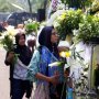 Tetangga Ramai-ramai Petik Bunga Duka BJ Habibie