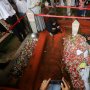Warga Antre Kirim Doa di Makam Habibie-Ainun