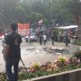 Pendemo Ricuh di Gedung KPK Bakar Karangan Bunga, Paksa Copot Kain Hitam