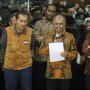 KPK Serahkan Mandat, Haris Azhar: Lagi Lawan-lawan kok Pimpinannya Kabur