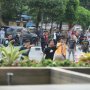 Demo Ricuh, Massa Lempar Batu Hingga Bambu ke Gedung KPK