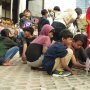 Orator Dukung Revisi UU KPK Teriak-teriak, Massa Bocah Ini Sibuk Main Pasir