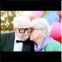 Gemas, Pasangan Kakek Nenek Ini Berfoto seperti Film Up bersama Cicitnya