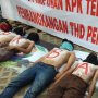 Demo di Depan Gedung KPK Diwarnai Bakar Spanduk dan Aksi Teatrikal