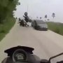 Moge Lakalantas saat Sunmori, Tabrak Mobil hingga Terpental