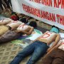 Massa Pro Revisi UU KPK Bakar Spanduk dan Aksi Teatrikal di Gedung KPK