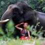 Pesona Model Cantik Berpose dengan Gajah Sumatera