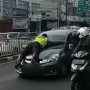 Detik - detik Bripka Eka Nemplok di Kap Mobil yang Kabur saat Dirazia