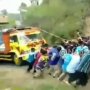 Cuma di Indonesia, Truk Tak Kuat Menanjak Ditarik Ratusan Orang