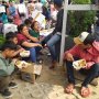 Orator Sibuk Teriak di KPK, Peserta Demo Asyik Berteduh Santap Nasi Kotak