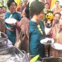 Heboh Emak-emak Ribut Saat Antre Makan, Warganet Malah Salah Fokus ke Sini