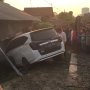 Diseruduk Kereta, Toyota Calya Terseret 5 Meter dan Nyungsep di Rumah Warga