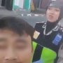 Pria Ini Ajak Selfie Bareng Polwan yang Menilangnya, Banjir Komentar Pedas