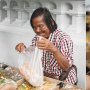 Kisah Viral Nenek Buta Jualan Roti, Kena Tipu Ekpresinya Begini