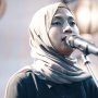 5 Ide OOTD Anak Senja Versi Musisi Indie Feby Putri: Earth Tone dan Rustic Banget!