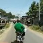 Bawa Botol di Atas Kepala, Pemotor Ini Bikin Pengendara Lain Noleh Dua Kali