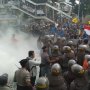 Demo Mahasiswa di Makassar Rusuh, Polisi Tembak Gas Air Mata, Asap Mengepul