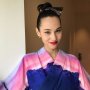 Pose Mengangkang, Model Keturunan Jepang-Amerika Ini Tuai Kontroversi