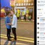 Ciuman di Hadapan Demonstran Anti LGBT, Pasangan Gay ini Viral